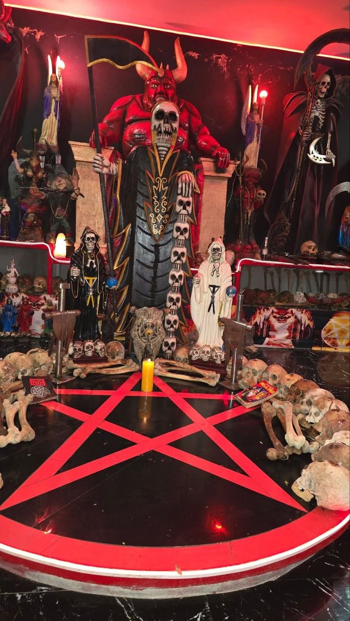 Altar espiritual con velas, figuras rituales y elementos de protección