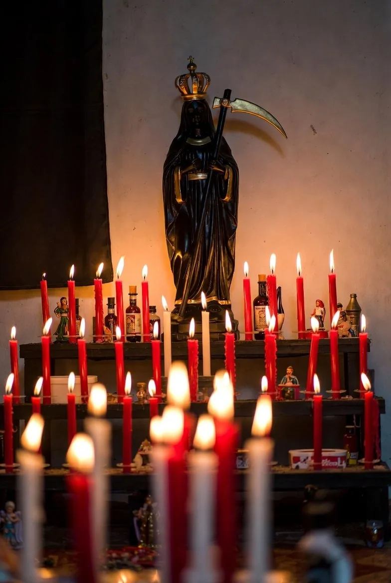 Altar de protección espiritual con velas encendidas