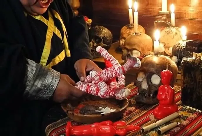 Imagen de ritual místico con velas y elementos de altar